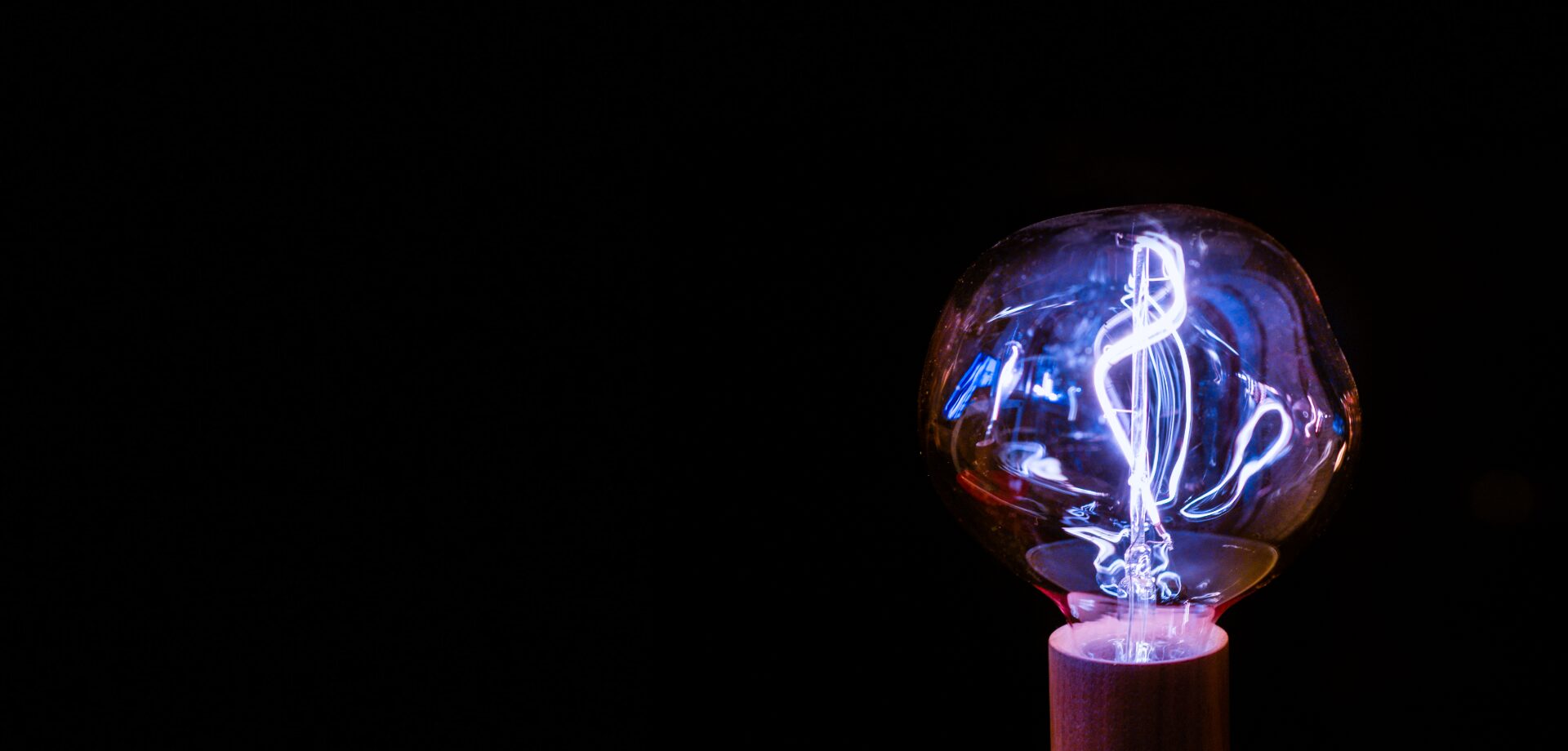 電気を繋ぎ暮らしを支える